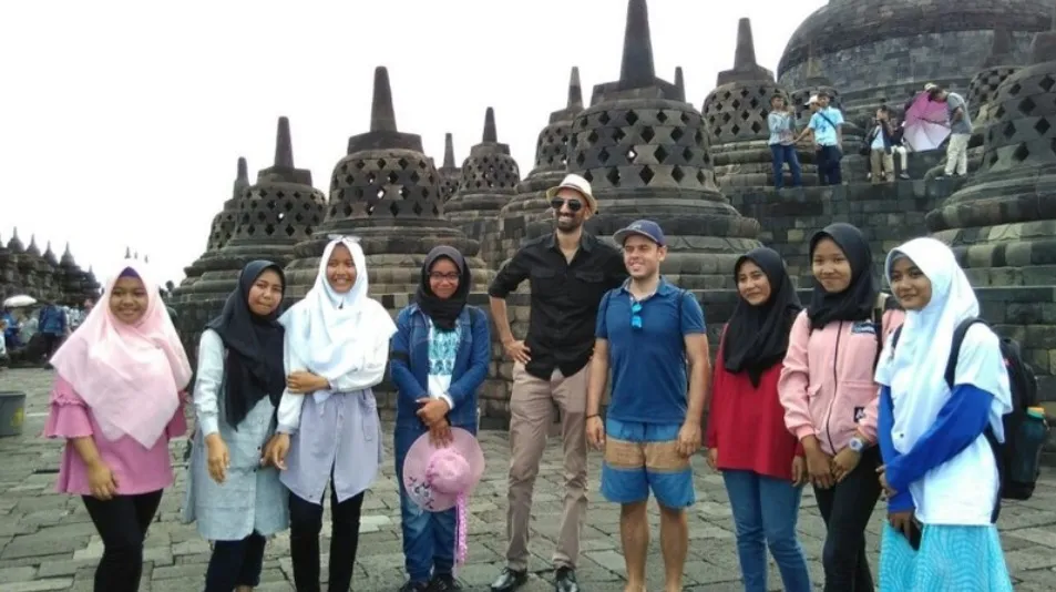 English Club Ajak Siswa Praktik Langsung di Candi Borobudur