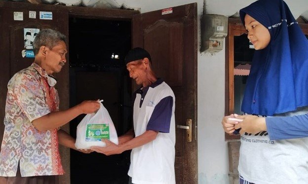 SMK Muhammadiyah 2 Muntilan Bantu Keluarga Siswa Terdampak Covid-19