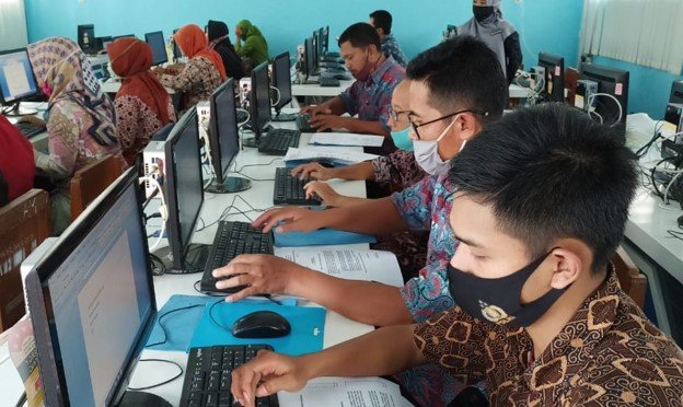 SMK Muhammadiyah 2 Muntilan Beri Pelatihan Komputer Bagi Perangkat Desa