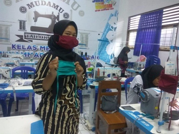 SMK Muhammadiyah 2 Muntilan Beri Soluli Kelangkaan Masker
