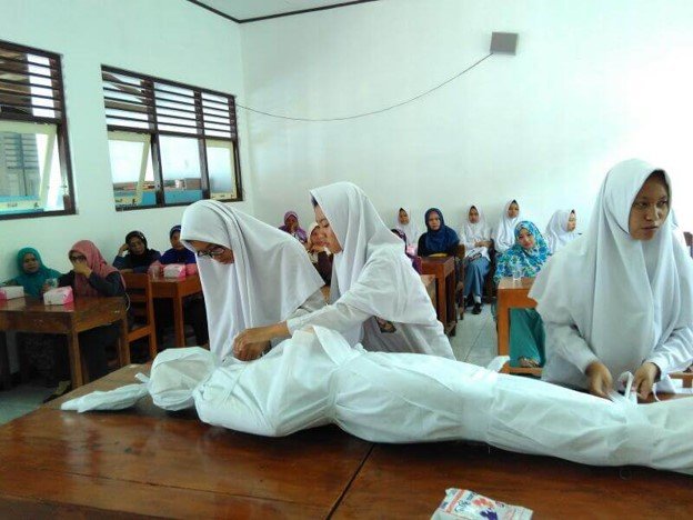 Ortu Saksikan Anaknya Ujian Pemulasaran Jenazah